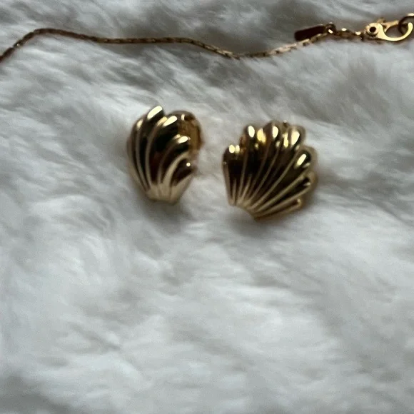 Vintage Monet Clam Gold plate Set necklace and Earrings Clip Ons - Picture 4 of 6